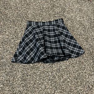 black plaid pleated skirt